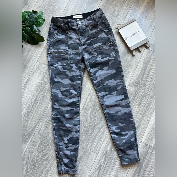 Knox Rose Camo Mid-Rise Utility Ankle Pants with Zip Ankle Detail. Size 2 - Picture 4 of 14